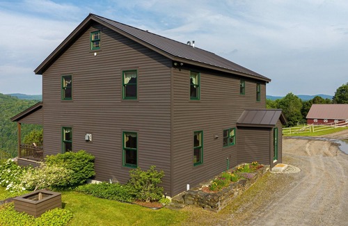 Chelsea House | Button Up Farm - Wonderful 4+ bedroom house in Chelsea RELAX. PEEP. REPEAT.