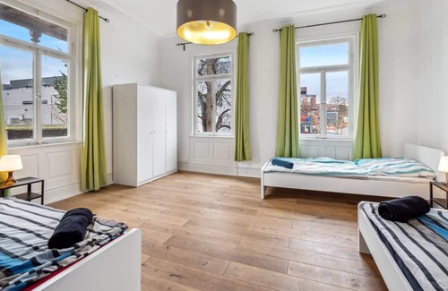 Metzingen Apartment | Bw16 Ferienwohnungen Metzingen mit Balkon, 2 Schlafzimmer, 1 Wohn-/schlafzimmer, Max. 9 Personen