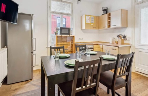 Metzingen Apartment | Bw16 Ferienwohnungen Metzingen mit Balkon, 2 Schlafzimmer, 1 Wohn-/schlafzimmer, Max. 9 Personen