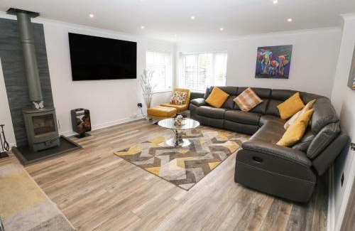 Cemaes Bay House | Bwthyn Eirlys Snowdrop Cottage