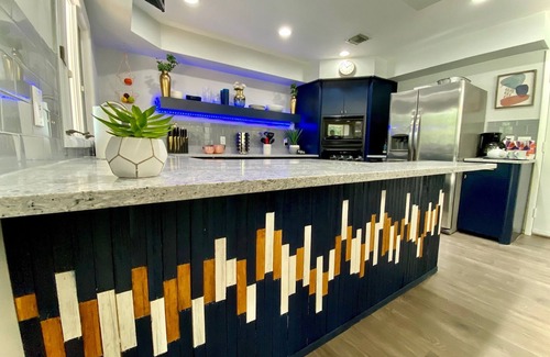 Shirley House | By NYC & Hamptons! Private Hot Tub, Pool Table - AMENITIES!