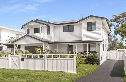 Shoalhaven Heads House | By The River: Large holiday home with river frontage. 2 min walk to the beach.