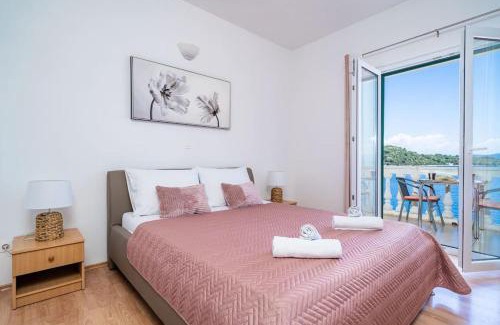 Sobra Apartment | By the sea
