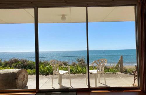 Parapara House | By the Seashaw - Hosted by Lorna, Michael & Katja