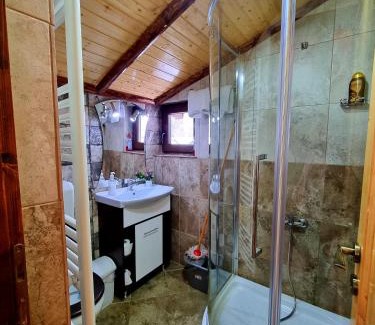 Rucar House | Căbănuța Cocoțată