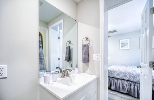 Jacksonville House | ~[C] Krispy Krashpad_Sleeps 5_Krispy Kreme~