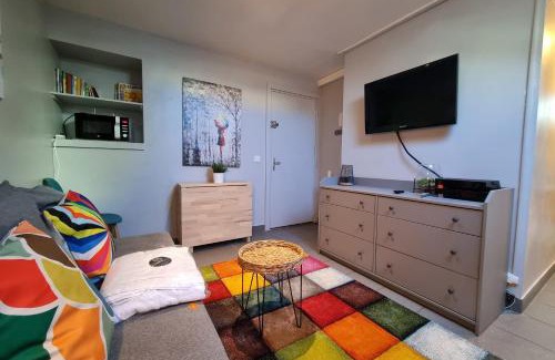 Quartier Exposition-Bajatiere Apartment | #C5 Le Colorful T2 City center near tram A