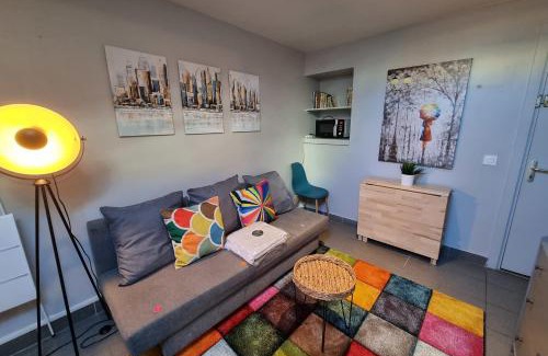 Quartier Exposition-Bajatiere Apartment | #C5 Le Colorful T2 City center near tram A