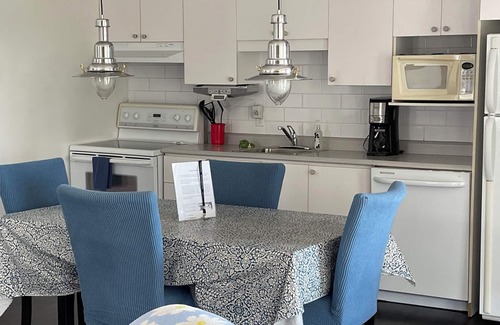 Saint-Jean-de-l'lle-d'Orleans Ski Chalet | Quiet location 20 minutes from Quebec City, river view & access, swimming pool 241802