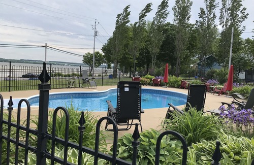 Saint-Jean-de-l'lle-d'Orleans Ski Chalet | Quiet location 20 minutes from Quebec City, river view & access, swimming pool 241802