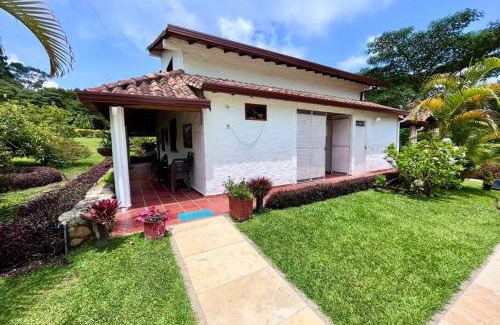 Piedecuesta House | Cabaña amplia con piscina, naturaleza y cercana