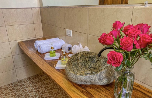 Mindo Bed & Breakfast | Cabañas Armonía y Jardín de Orquideas
