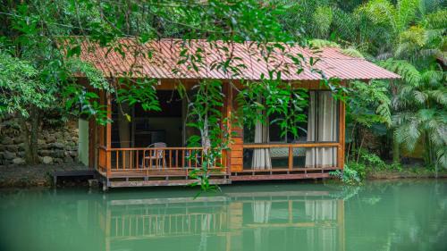 Penas Blancas Hotel | Cabañas del Lago