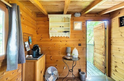 Oppede Cabin | Cabane perchée with Jacuzzi, in the heart of the Luberon