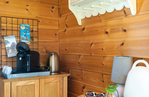 Oppede Cabin | Cabane perchée with Jacuzzi, in the heart of the Luberon