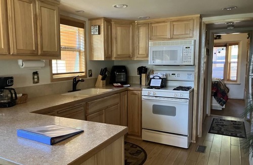 Ashland House | Cabin #13 at Hyatt Lake Resort