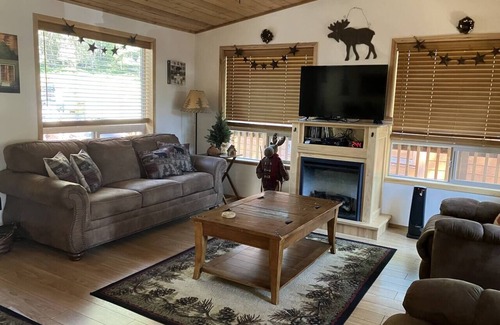 Ashland House | Cabin #13 at Hyatt Lake Resort