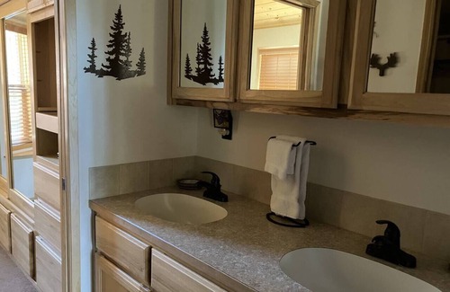 Ashland House | Cabin #13 at Hyatt Lake Resort