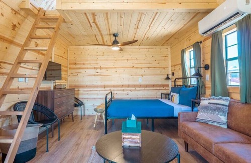 Ehrenberg Cabin | Cabin 15 · Deluxe Family Cabin