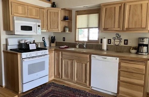 Ashland House | Cabin #19 at Hyatt Lake Resort