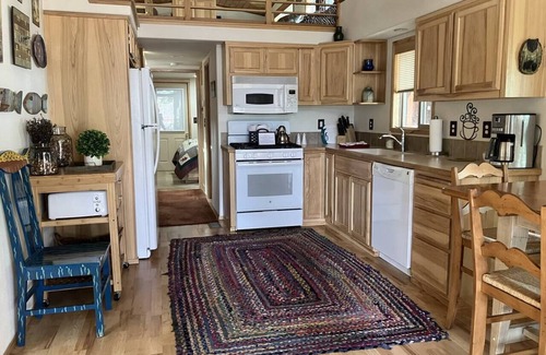 Ashland House | Cabin #19 at Hyatt Lake Resort