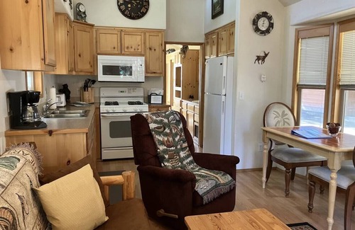 Ashland House | Cabin #2 at Hyatt Lake Resort