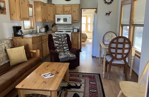 Ashland House | Cabin #2 at Hyatt Lake Resort