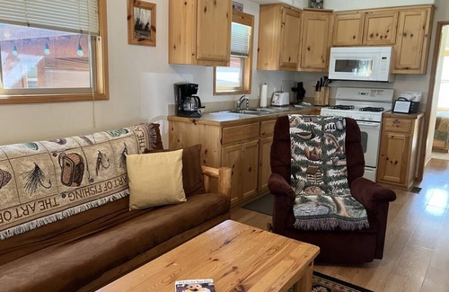 Ashland House | Cabin #2 at Hyatt Lake Resort