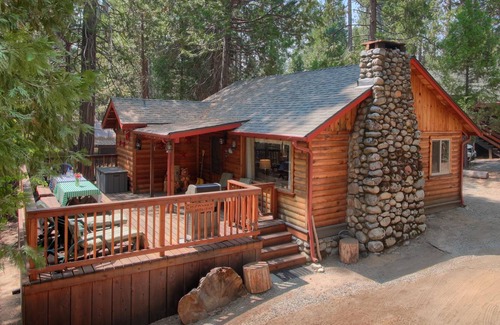 North Wawona Cabin | Cabin ∙ 2 bedrooms ∙ 6 guests