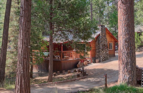 North Wawona Cabin | Cabin ∙ 2 bedrooms ∙ 6 guests