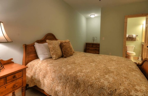 Almond Cabin | Cabin ∙ 4 bedrooms ∙ 10 guests
