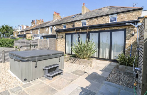 Swalecliffe Cottage | Cabin ∙ 5 bedrooms ∙ 10 guests