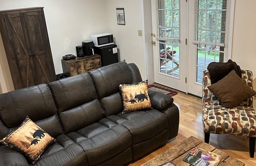 Berkeley Springs Apartment | Cabin bungalow apartment in the basement