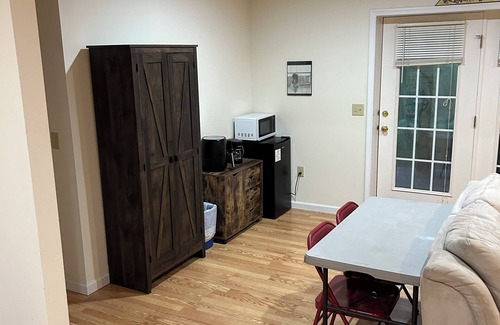 Berkeley Springs Apartment | Cabin bungalow apartment in the basement