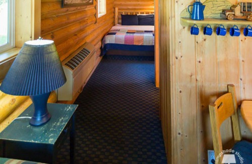 Thayne Cabin | Cabin Creek Inn - Standard Double Queen by Highway