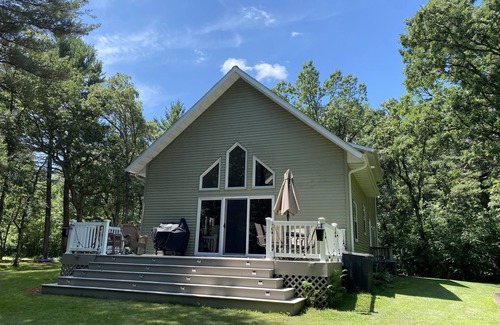 Necedah House | Cabin in the woods with Castle Rock Lake access