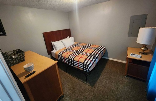 Frayser House | Cabin like over an acre of grounds lots of parking