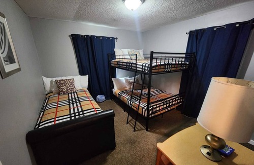 Frayser House | Cabin like over an acre of grounds lots of parking