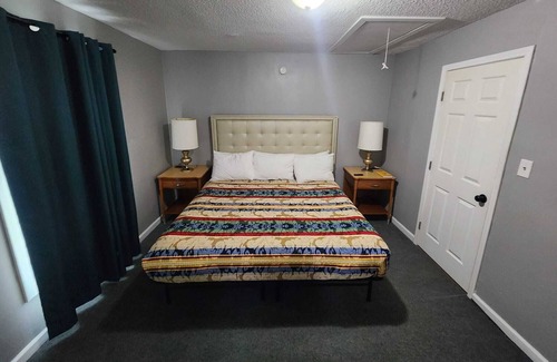 Frayser House | Cabin like over an acre of grounds lots of parking