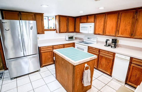 Travis Country House | Cabin near Creek in Friendly Neighborhood- Great for family or business travel!