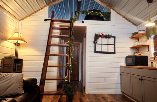 Payne County Cabin | Cabin of Western Skies: loft, Wi-Fi , and tiny home living-close to OSU