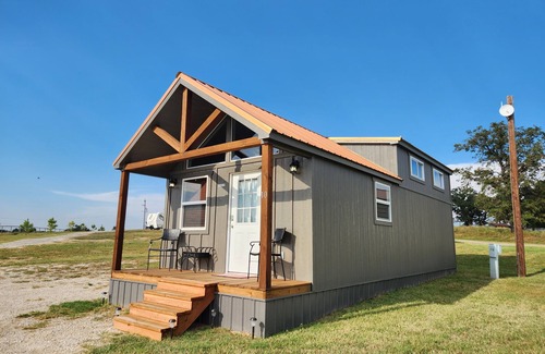 Payne County Cabin | Cabin of Western Skies: loft, Wi-Fi , and tiny home living-close to OSU