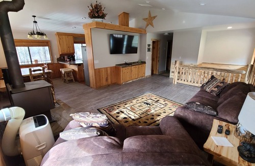 Irwin Cabin | Cabin on Creek W/fire pit close to Ski, boat, fishing, Hike with large game room