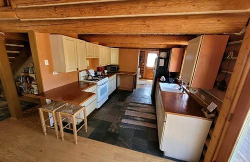 Spanish Valley Cabin | Cabin overlooks Moab and appeals to folks wanting to experience peace & quiet.