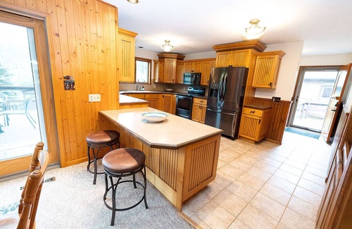 East Jordan Cabin | Cabin Sleeping Bunkhouse Hot Tub Firepit No Bunkbeds