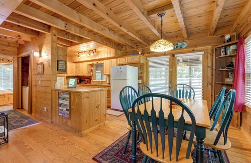 Hartford Cabin | Cabin w/Hot Tub + Fishing Pond in Del Rio!