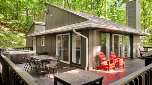 Berkeley Springs Ski Chalet | Cabin w Hot Tub, WiFi, Deck, Grill & Dog-Friendly!