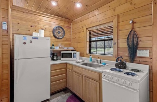Eureka Springs Cabin | Cabin w/Hot Tub WIFI 50" TV Wood Stove & Jacuzzi