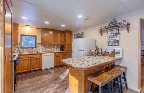 Rapid City House | Cabin with Hot Tub | 4 Bed, 3 Bath