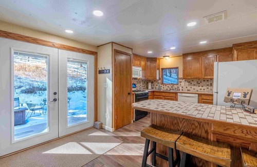 Rapid City House | Cabin with Hot Tub | 4 Bed, 3 Bath